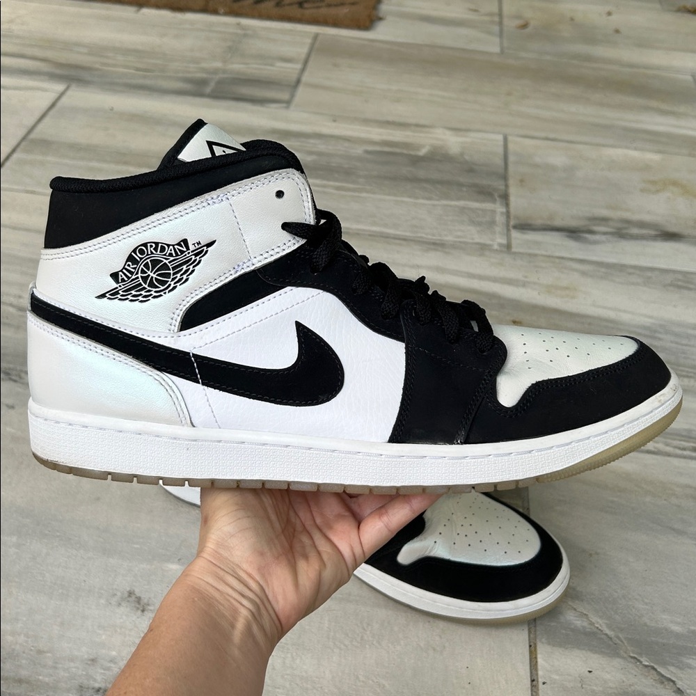 Like new - NIKE AIR JORDAN Mid Diamond black/white Leather Panda Shoes
